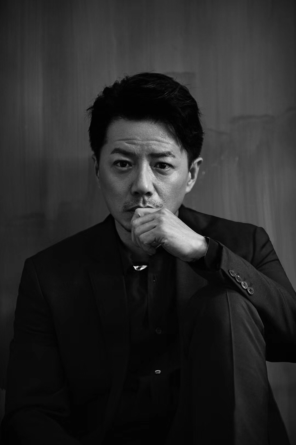 段奕宏硬汉风look 深蓝色西装绅士帅气