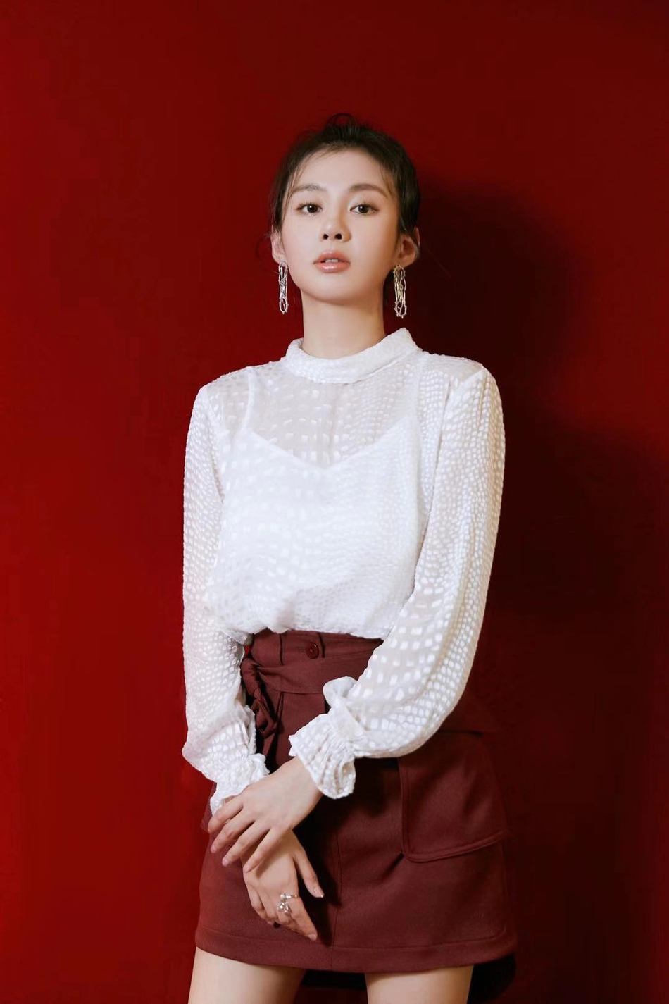 大图 全屏观看 1 / 6 郑合惠子身穿白色波点雪纺中领衬衫,搭配红色的
