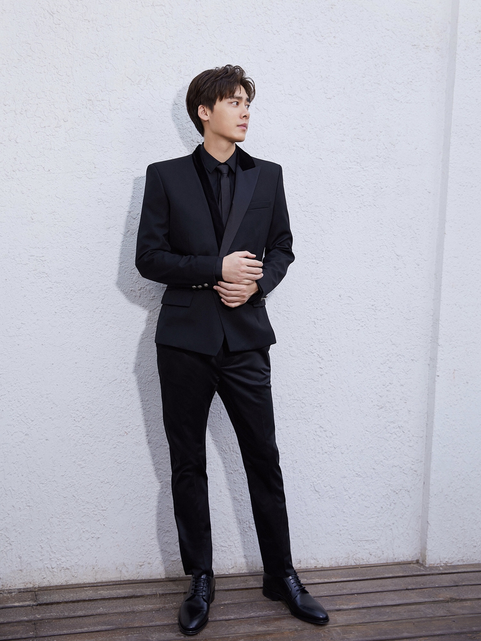 李易峰全黑西服正装 优雅绅士气场全开