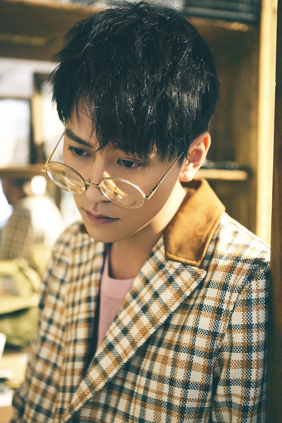 秦俊杰怀旧风写真曝光 金丝眼镜沉淀复古腔调