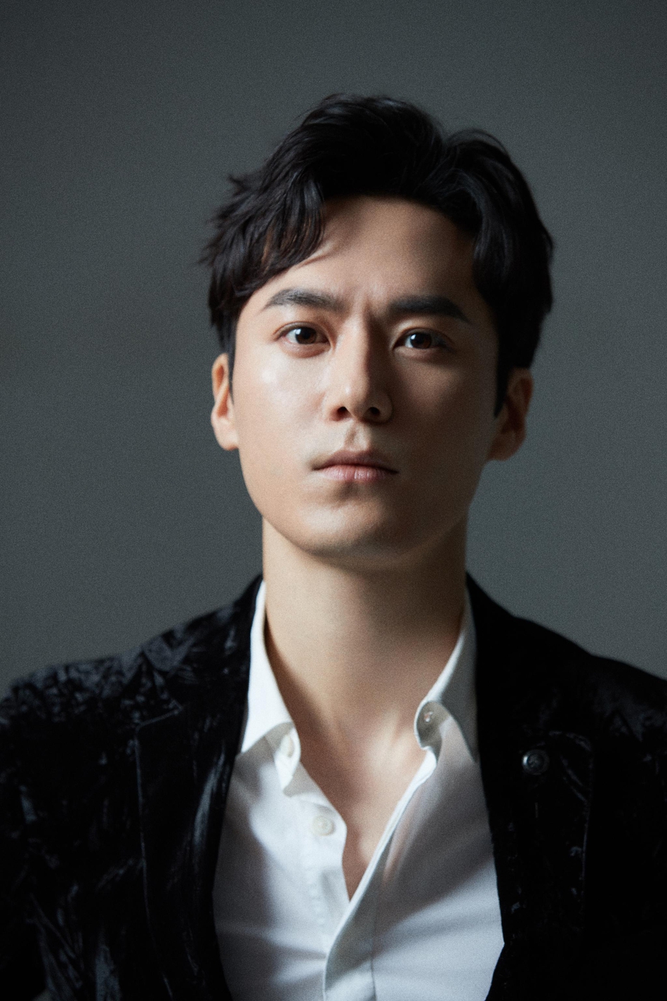 茅子俊身着黑色丝绒西装简约大气