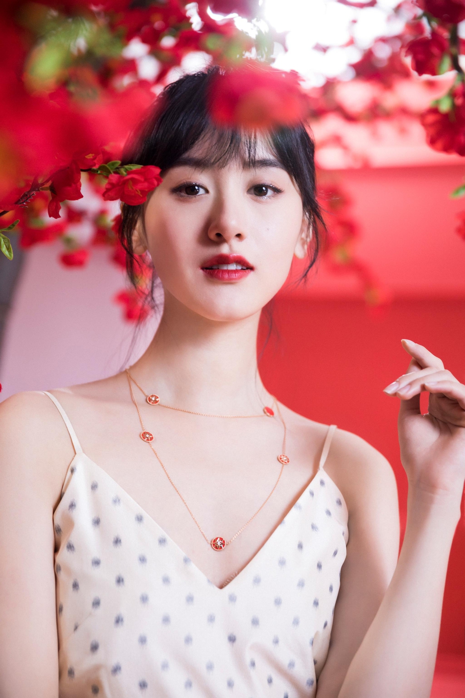 袁冰妍元宵节写真曝光 白衣红墙雅致脱俗