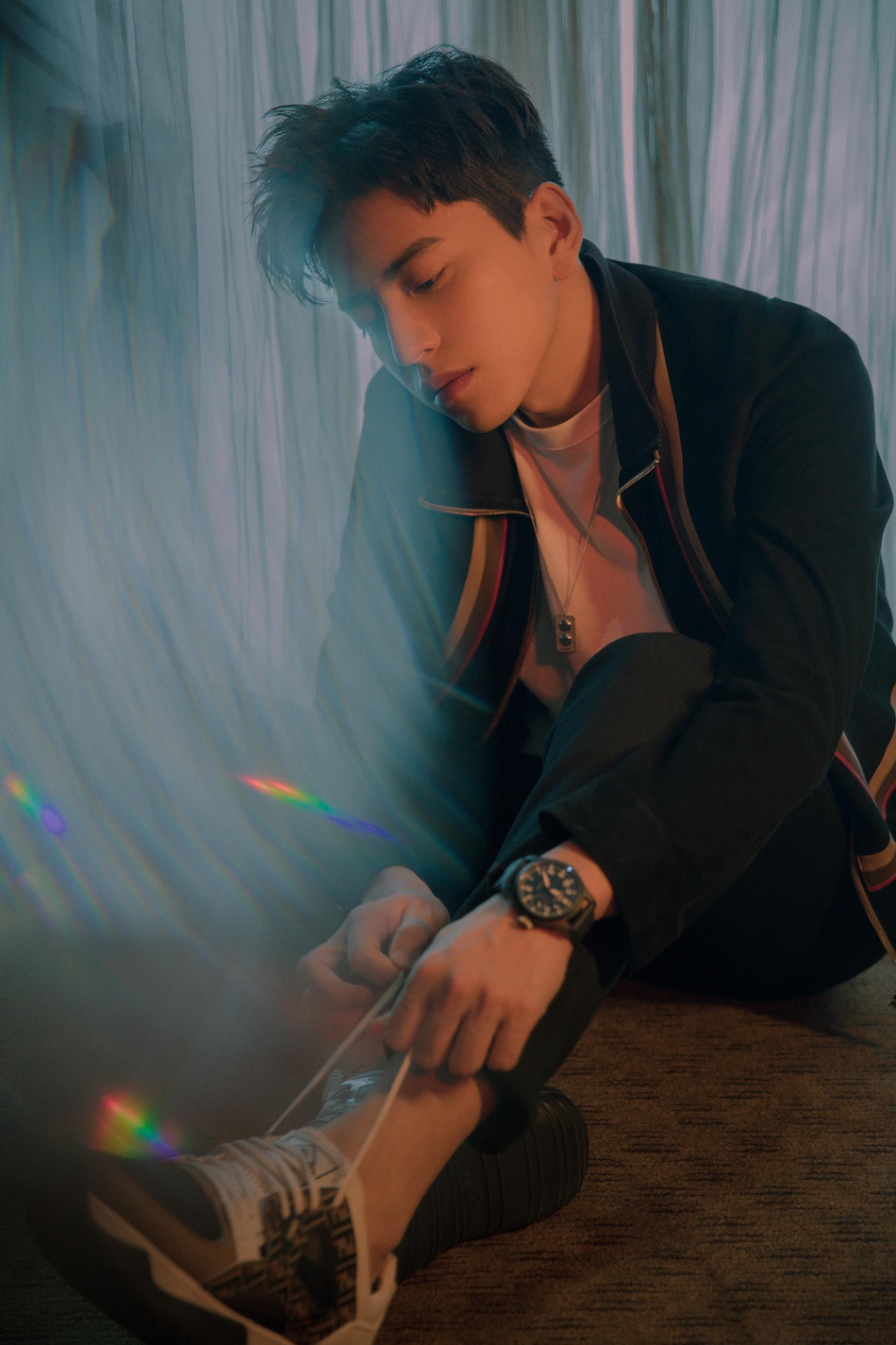 王大陆身着黑色系服装上演优雅绅士