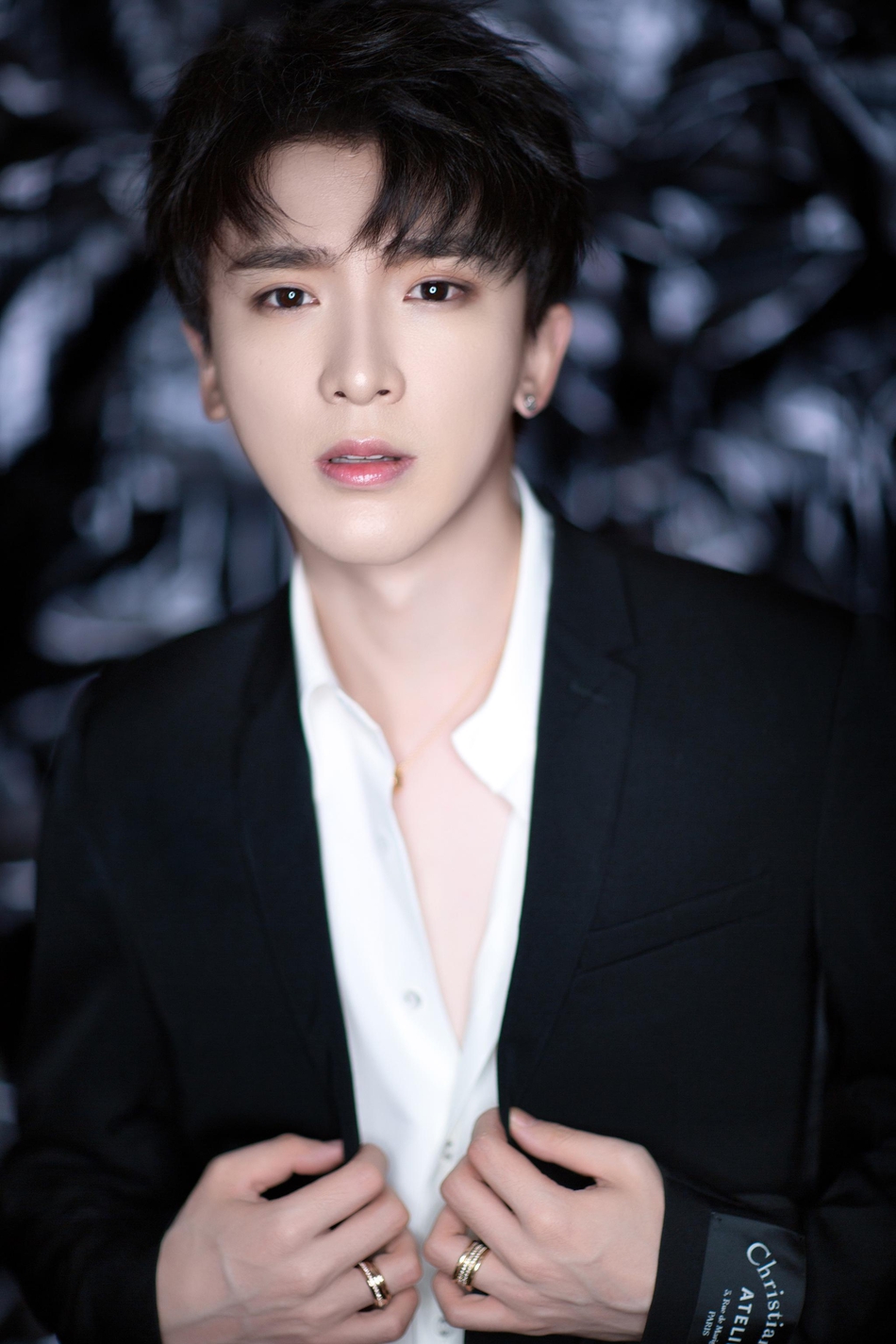 沈煜伦曝光时尚大片 完美演绎型格风范