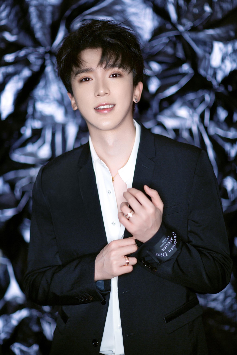 沈煜伦曝光时尚大片 完美演绎型格风范