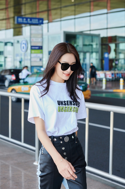 "纯妃"王媛可现身机场,随意披散在肩上的长发,白色t恤搭配双拼牛仔裤