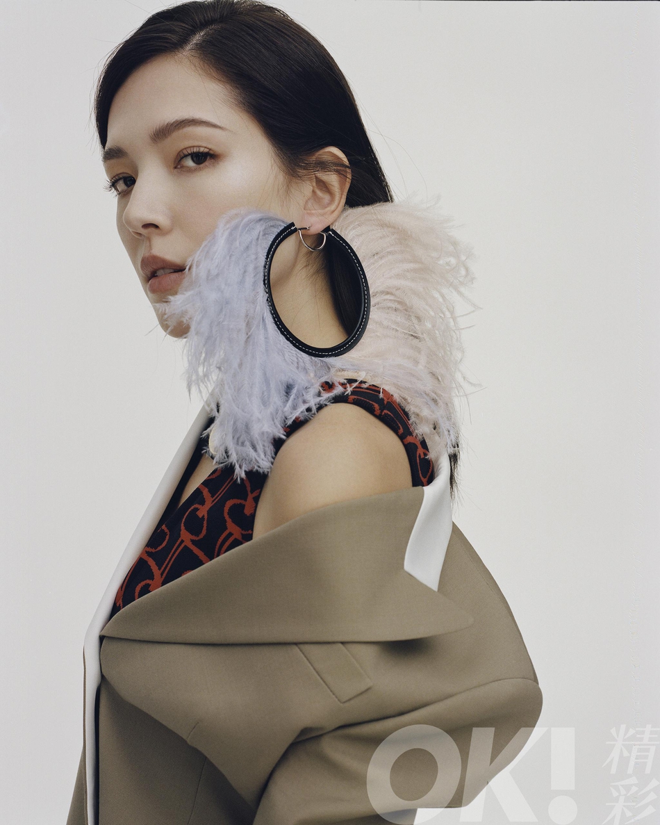 许玮甯杂志大片精彩来袭 驼色外套配羽毛耳饰满满高级感