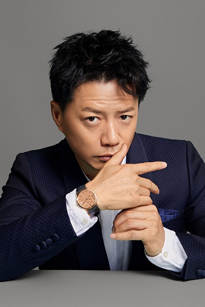 段奕宏身着藏蓝色礼服 舒适随意有气质_高清图集_新浪网