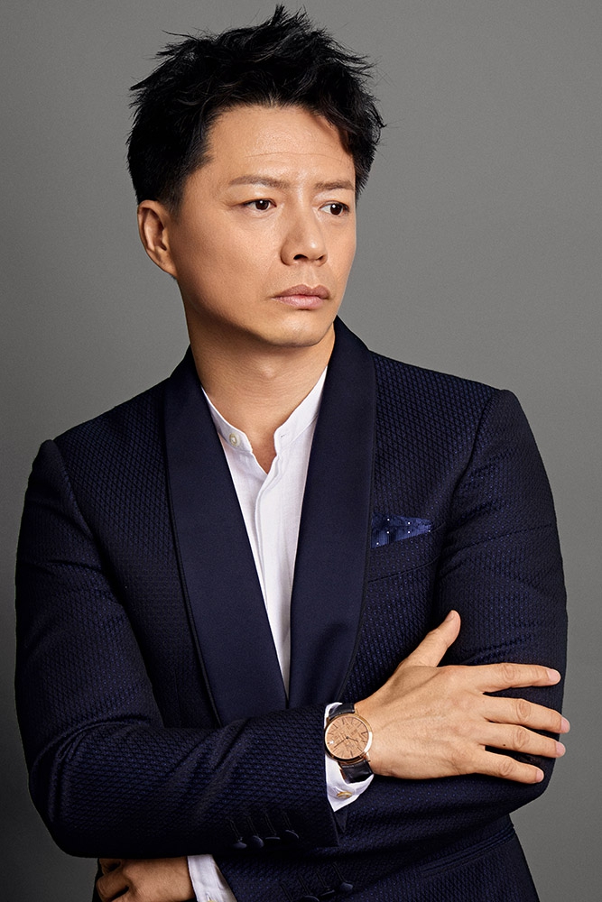 段奕宏身着藏蓝色礼服 舒适随意有气质_高清图集_新浪网