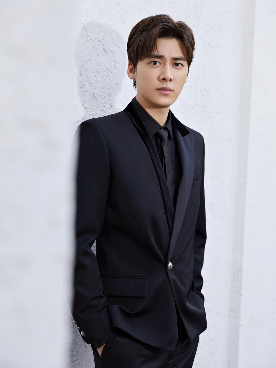 李易峰全黑西服正装 优雅绅士气场全开
