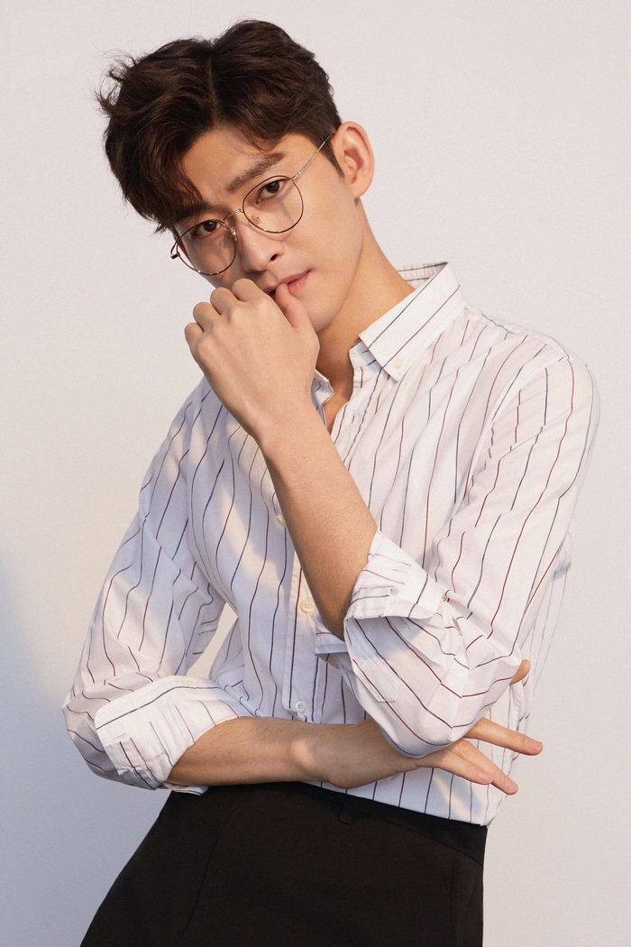 张翰登杂志开年封诠释多重魅力