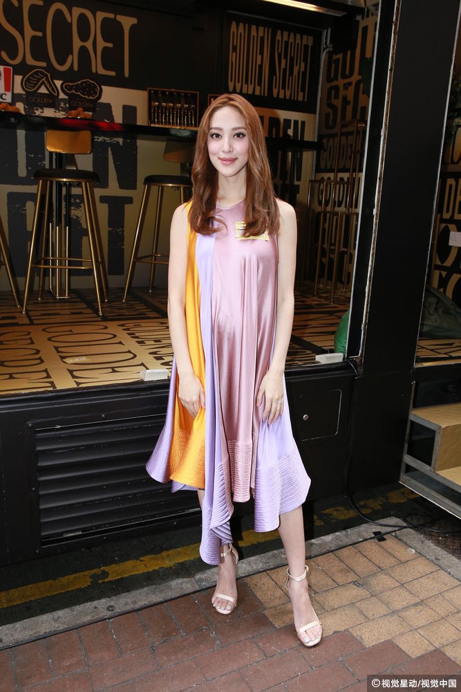 陈凯琳穿宽松粉裙遮微凸小腹