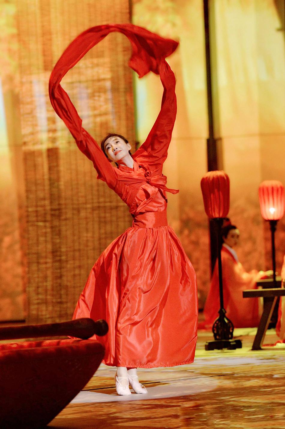 素颜女神王丽坤红绸裹身,古装亮相惊艳众人