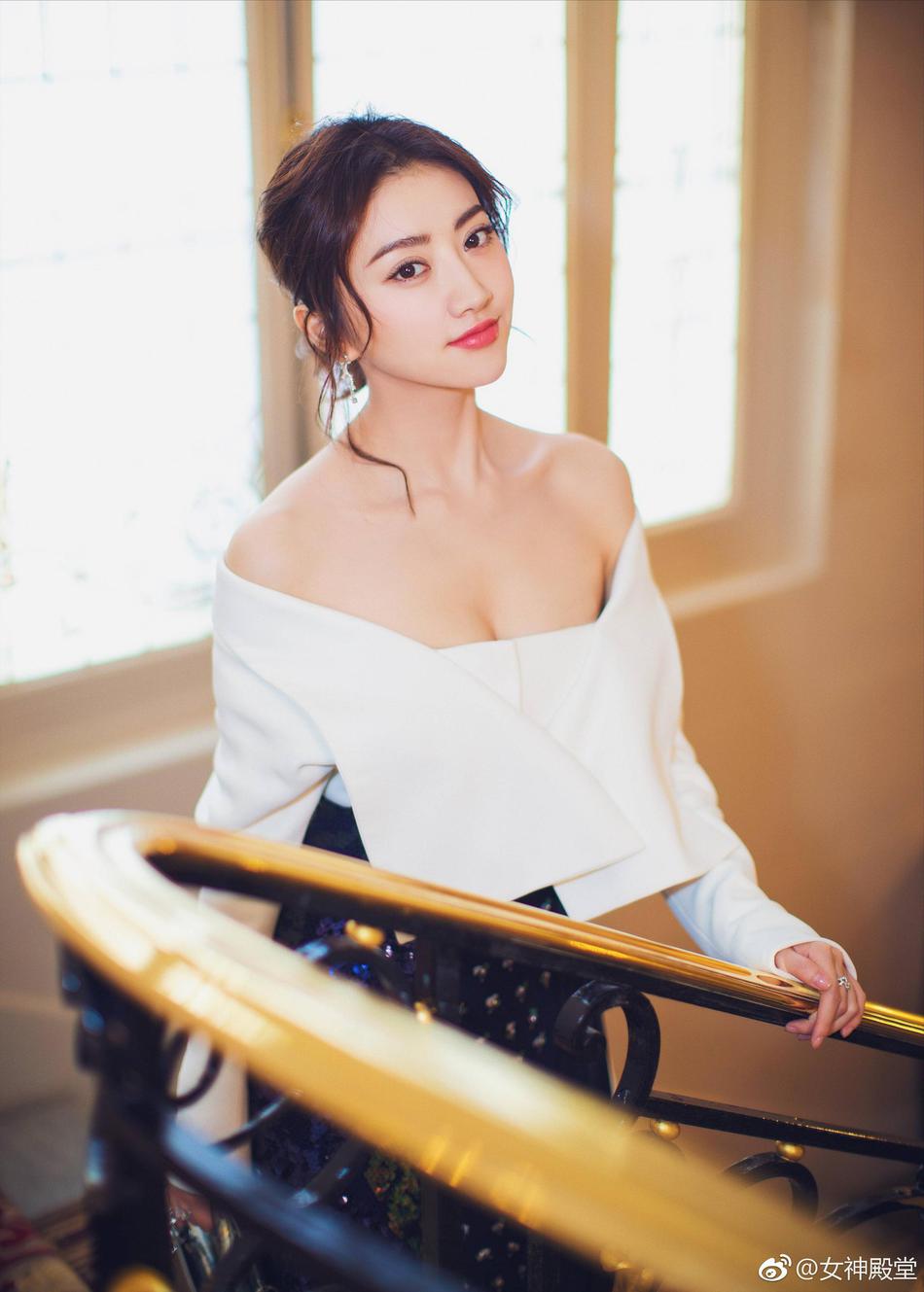 景甜低胸礼服露出香肩锁骨 美丽动人