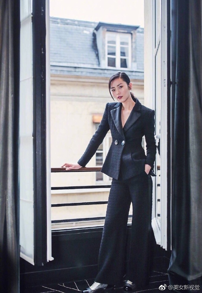 大表姐刘雯酒店拍摄大片 棱角明显英气十足