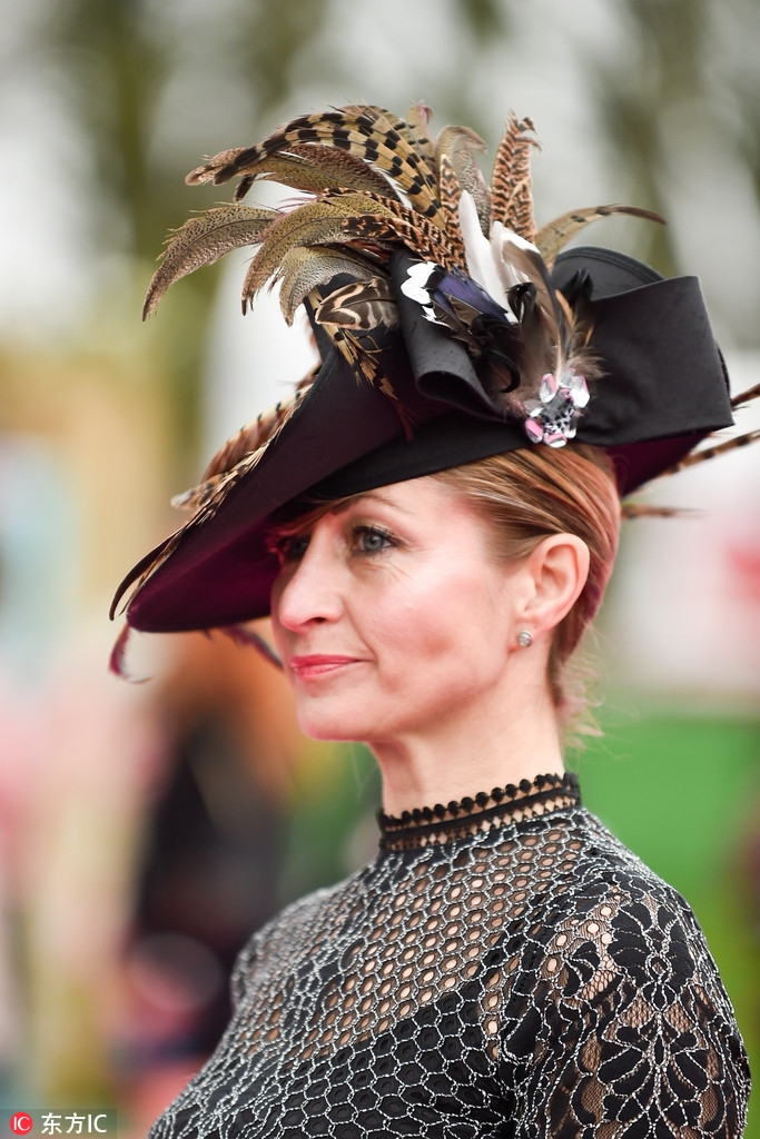 大图 全屏观看 7 / 59 英国安特里,英国越野障碍赛马"女士日",贵妇