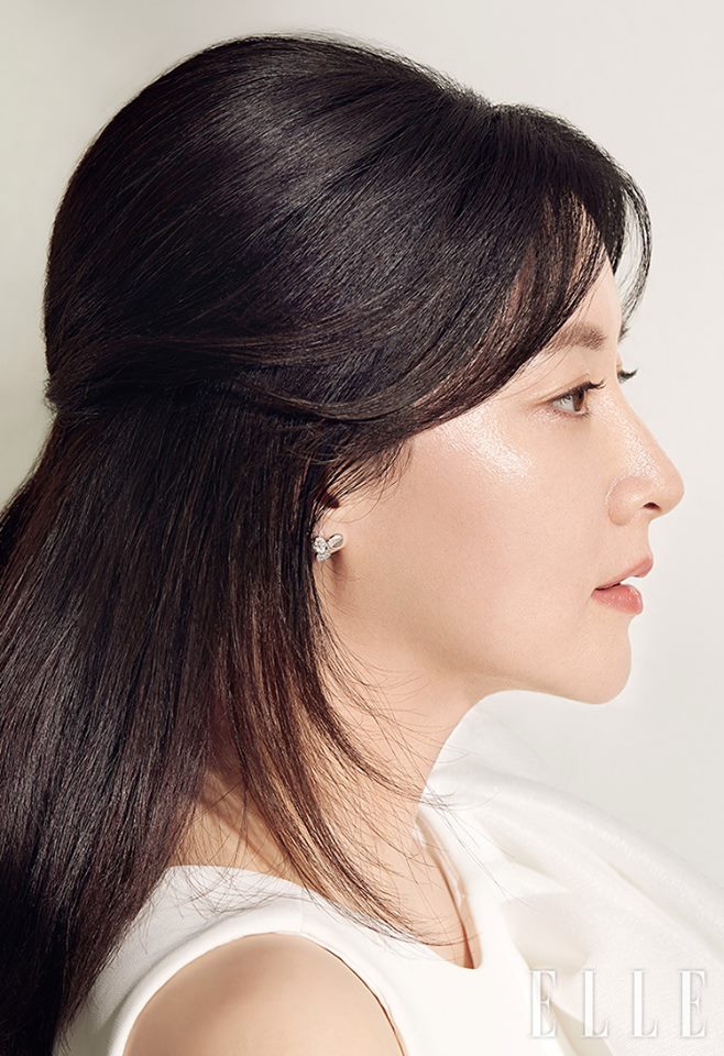 李英爱大片秀天鹅颈气质迷人