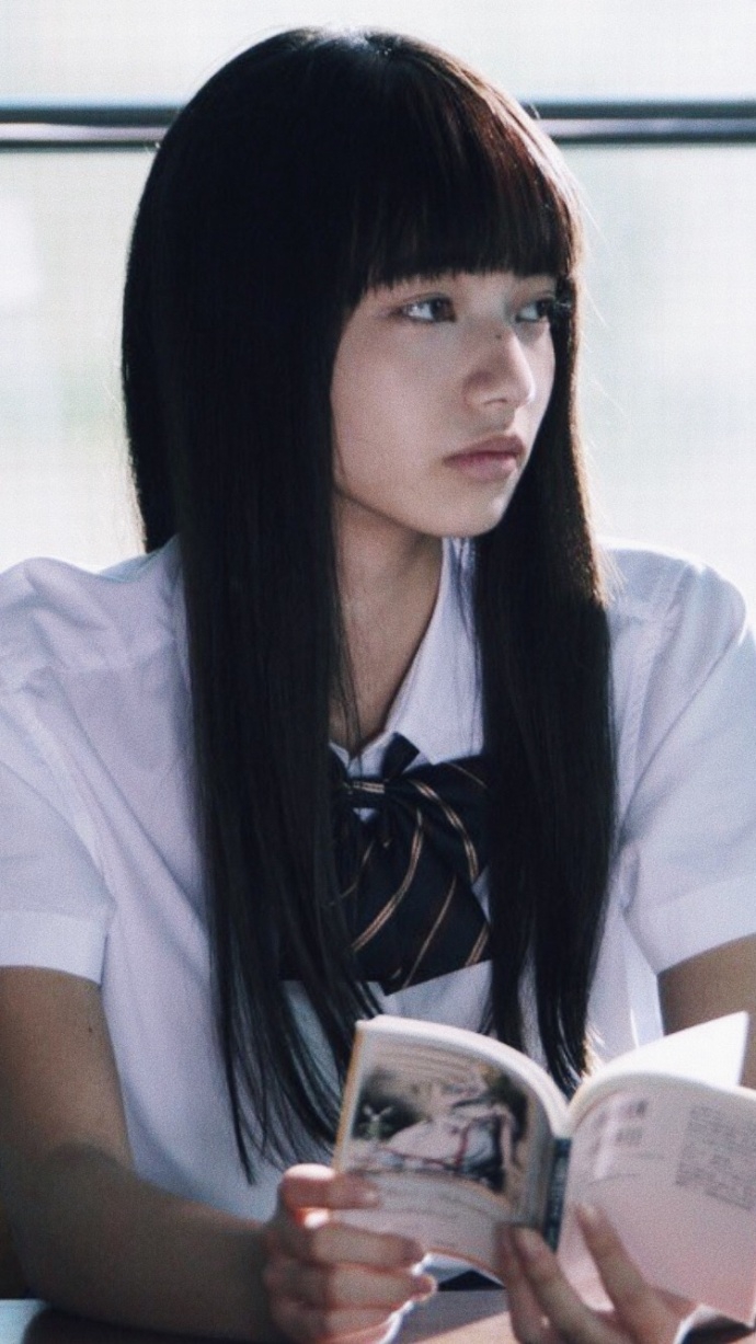 "厌世脸"少女小松菜奈