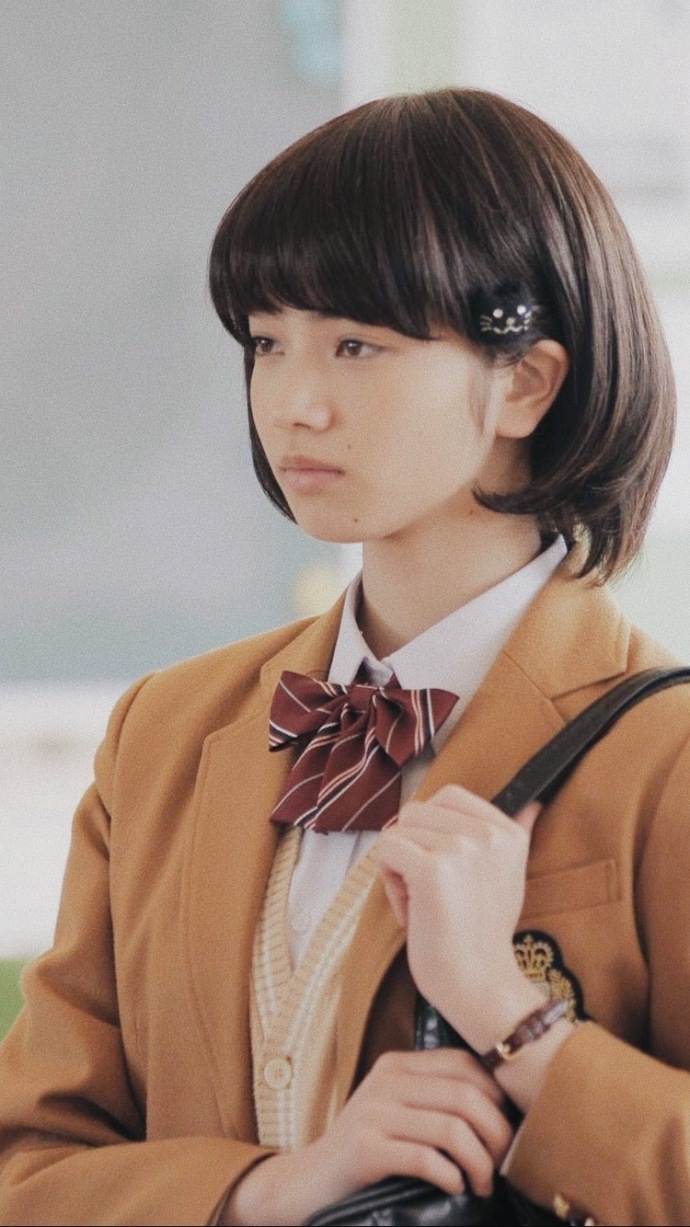 "厌世脸"少女小松菜奈