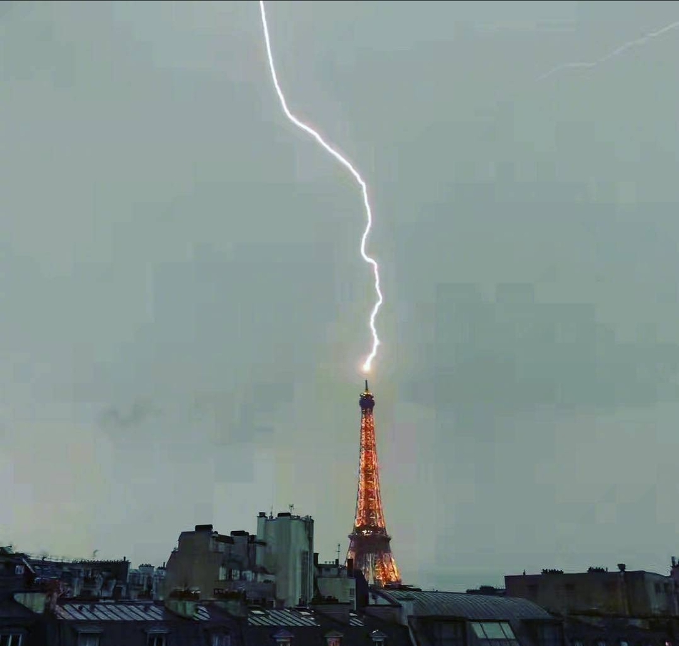 巴黎铁塔被雷击中图片