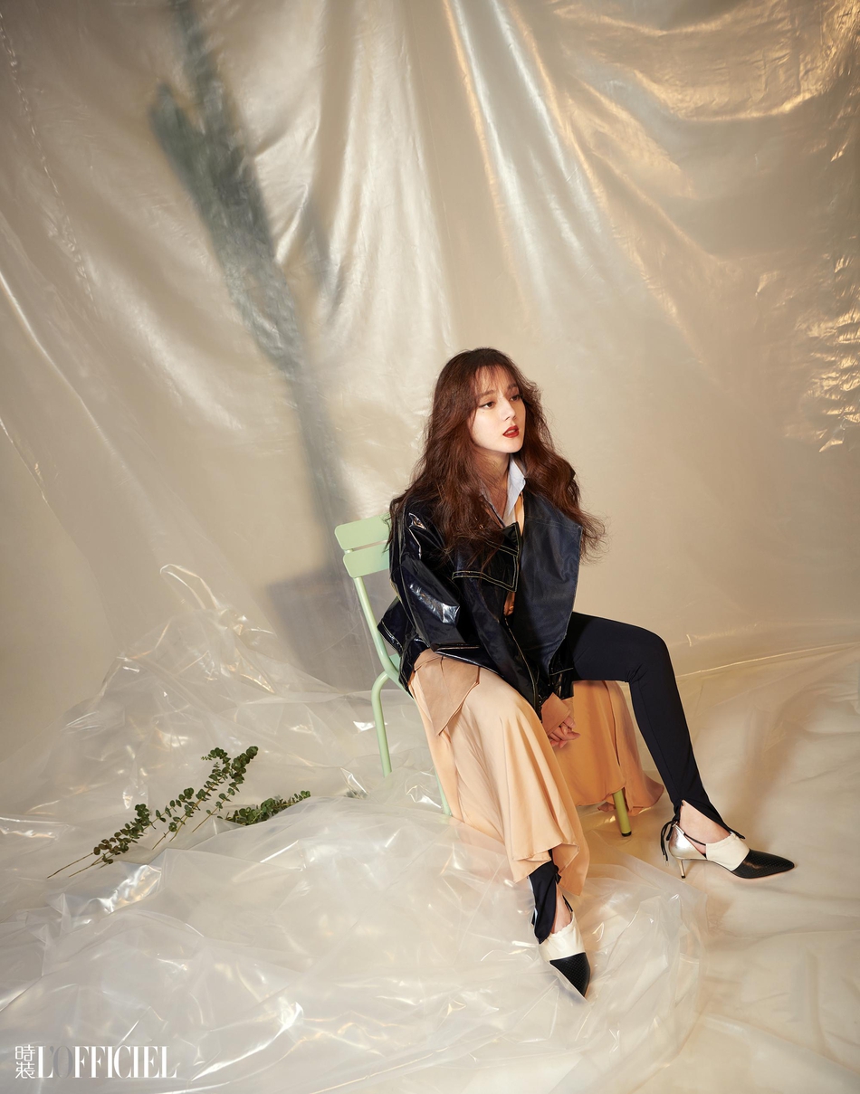 迪丽热巴"羊毛"卷发慵懒性感