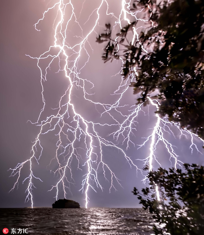 震撼闪电奇观 仿佛末日来临