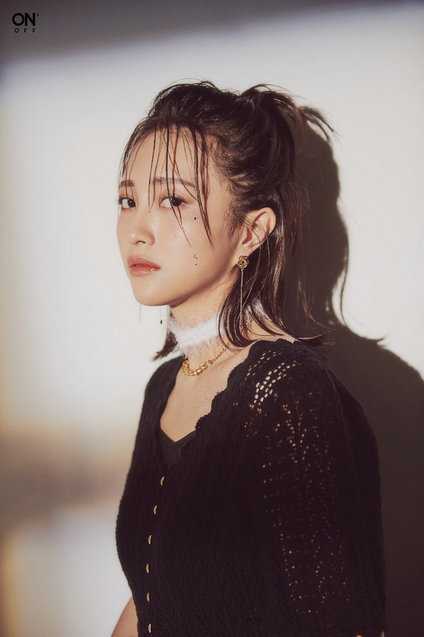 包文婧写真穿梭时光与自己对话