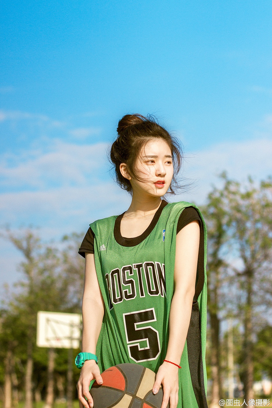 青春靓丽的校花篮球美女