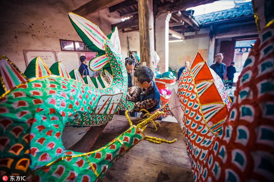 福建长汀客家板凳龙舞动闹元宵