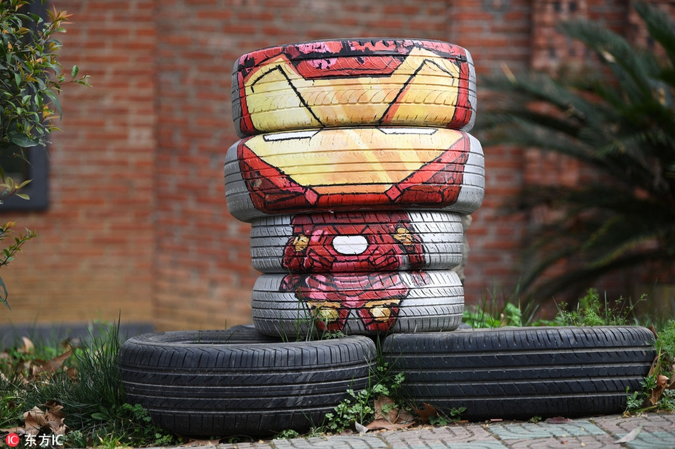 废旧油罐轮胎被改装成"小黄人"