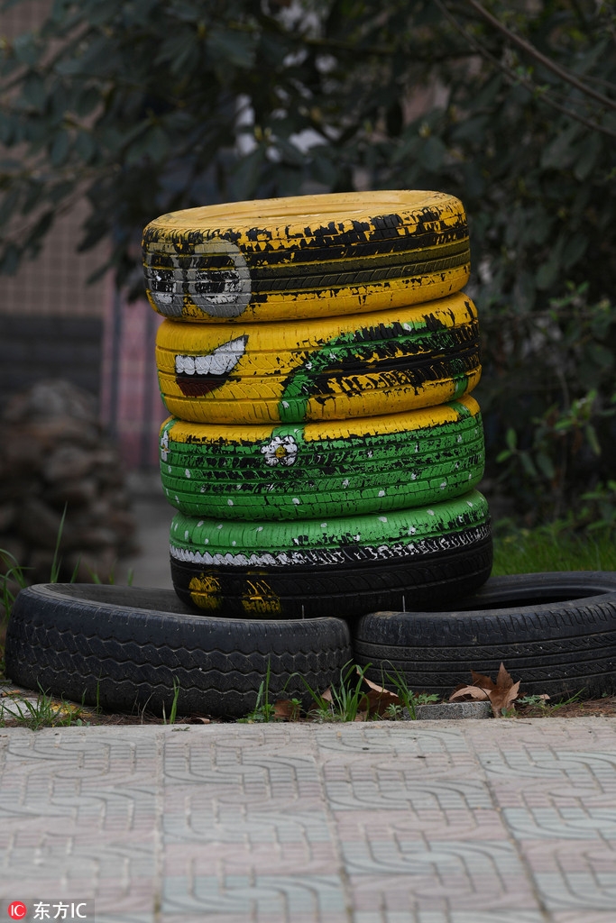 废旧油罐轮胎被改装成"小黄人"