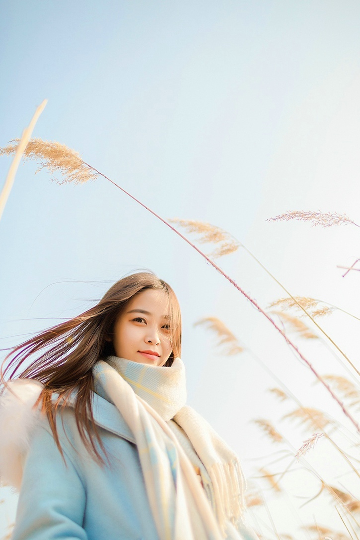 芦苇丛中戴围巾的美女