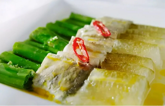 尤其是蒸三臭,一碗集合了绍兴最臭的三样特色:臭冬瓜,霉苋菜梗,霉豆腐