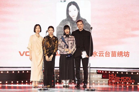 H&M高层给获得前进上海时尚大奖的中国独立设计师颁奖。