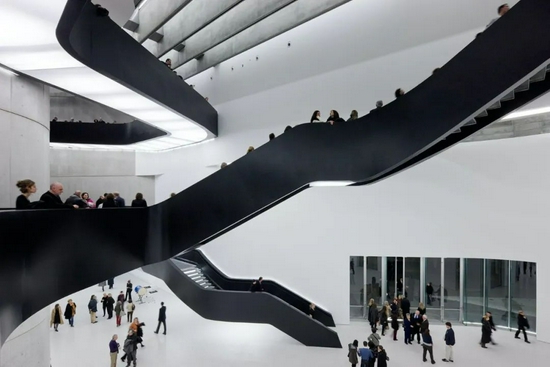 ▲国立21世纪艺术博物馆 摄影：Iwan Baan（上&下）、Zaha Hadid Architects（中）