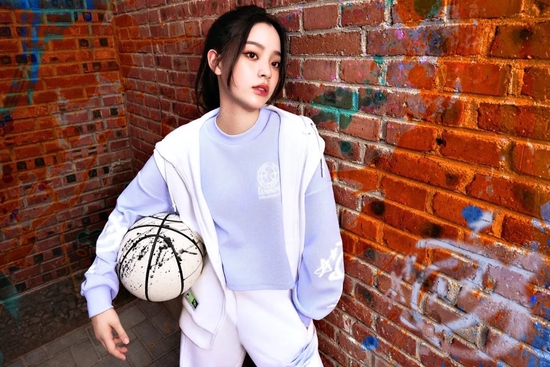 高仿斐乐欧阳娜娜卫衣（nike欧阳娜娜同款卫衣）