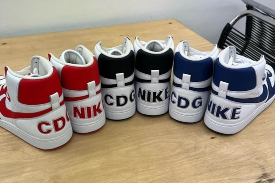 右脚后跟字样改为 CDG