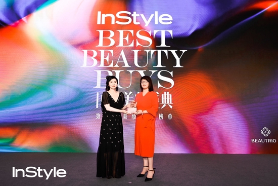 《InStyle优家画报》全媒体主编钱慧女士为萃雅品牌代表无限极(中国)有限公司副总裁张莹Connie女士颁发特别大奖‘国潮美白光耀大奖’
