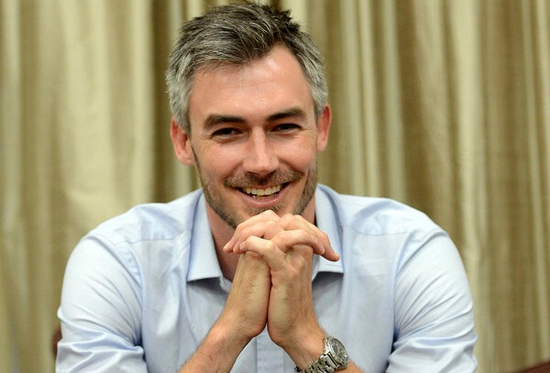 harris,搞了个"花白男星款"搭配精心修剪的络腮胡,颜值&发型都高调