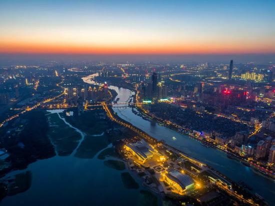 　武汉“不夜港”。图/视觉中国