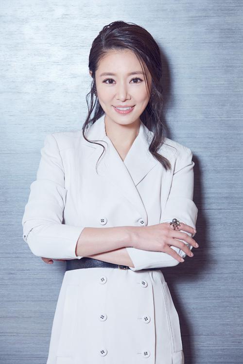 时尚动态 > 正文  产后身材依旧窈窕的林心如,微卷长发搭配风衣造型