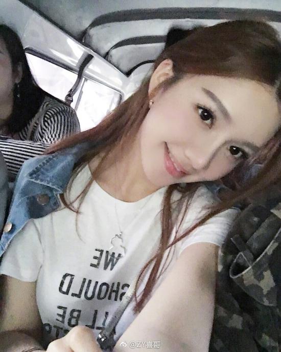 据微博博主@网红扒皮资料,喜哥原名陈冬儿,以前yy主播时叫梁小竹.