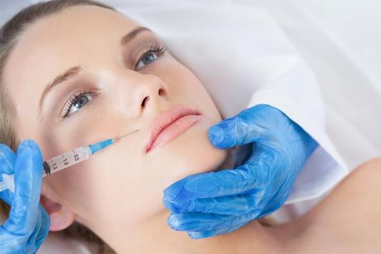 很多明星会通过注射"美白针"保持皮肤白皙