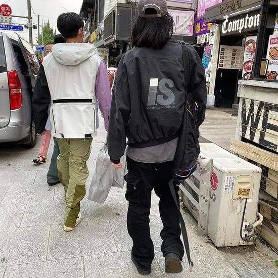 韩国爆款神裤vibe风的潮牌 财富公式 Vibe风 潮牌 穿搭 新浪时尚 新浪网 韩国爆款神裤vibe风的潮牌 财富公式 Vibe风 潮牌 穿搭 新浪时尚 新浪网