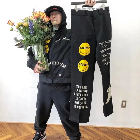 SAINT MICHAEL 首波产品便找来 Dickies 进行合作