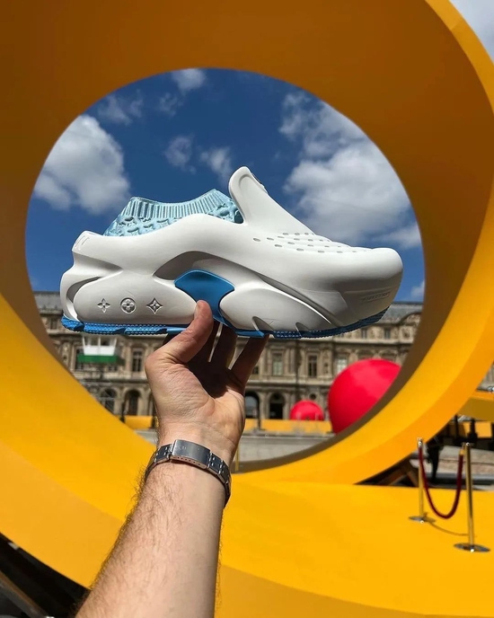 洞洞鞋细节图Via Highsnobiety