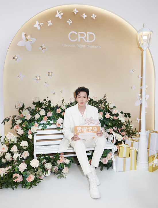 邂逅旖旎繁花绽放盎然爱意与crd克徕帝品牌代言人张若昀共游秘密花园