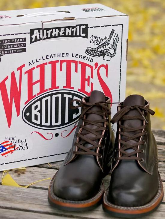 smoke jumper重是相当的重,别说 7oz 起跳的三层皮结构,那品牌独创的