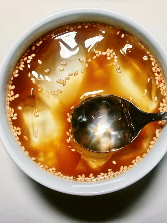 红糖木莲豆腐,长相和冰粉没差了 摄影/设计师Cindy 图/汇图网