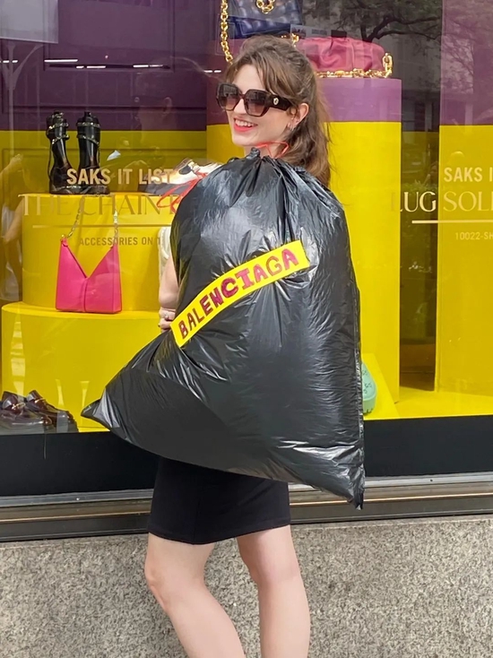 巴黎世家「垃圾袋」LV「油漆桶」 现在的包包越来越卷了_手机新浪网